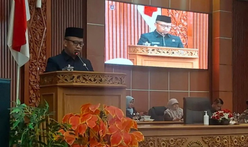 Wali Kota Depok, Supian Suri di giat menyampaikan jawaban atas pandangan umum fraksi-fraksi DPRD Kota Depok. (Foto: Dok Diskominfo Kota Depok)
