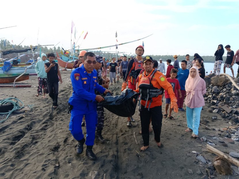 Tim SAR gabungan mengevakuasi jenazah diduga korban tenggelamnya KMP Tunu Pratama Jaya pada Rabu (9/7/2025). FOTO: Kantor SAR Surabaya