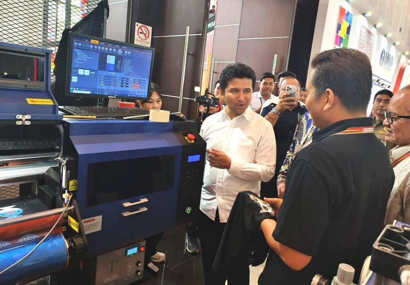 Wagub Jatim Emil Elestianto Dardak meninjau langsung mesin percetakan pada pameran Surabaya Printing Expo (SPE) 2025 di Grand City Convex, Surabaya, Rabu (9/7/2025).