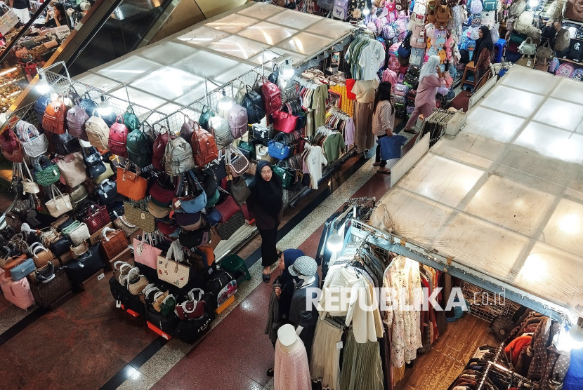 Pusat pembelajaan sepi akibat lemahnya daya beli.