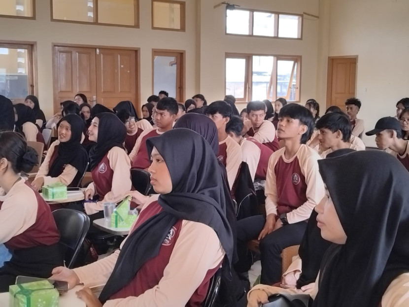 Para pencari kerja dilatih siap memasuki pasar kerja oleh Disnaker Kota Sukabumi, Rabu (9/7/2025)