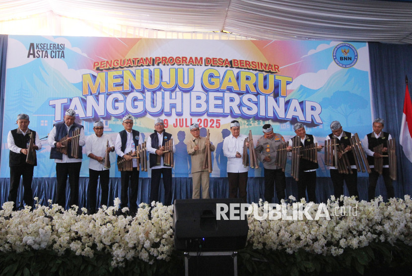 Pencanangan Penguatan Program Desa Bersinar ( Bersih Narkoba) Menuju Garut Tangguh Bersinar di Desa Sancang, Kecamatan Cibalong, Kabupaten Garut, Rabu (9/7/2025). Foto: Edi Yusuf
