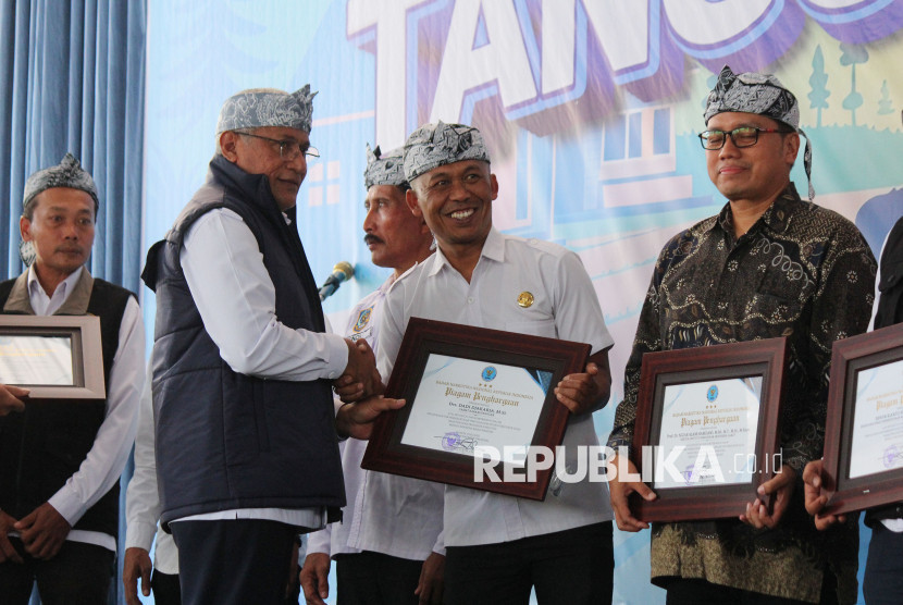 Kepala Badan Narkotika Nasional (BNN) Marthinus Hukom memberikan penghargaan-penghargaan saat Pencanangan Penguatan Program Desa Bersinar ( Bersih Narkoba) Menuju Garut Tangguh Bersinar, yang digelar BNN di Desa Sancang, Kecamatan Cibalong, Kabupaten Garut, Rabu (9/7/2025). Foto: Edi Yusuf