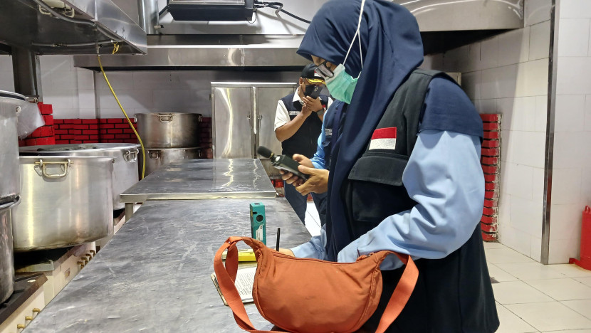Tim inspeksi kesehatan lingkungan (IKL) terhadap perusahaan katering penyedia makanan jemaah haji Indonesia.