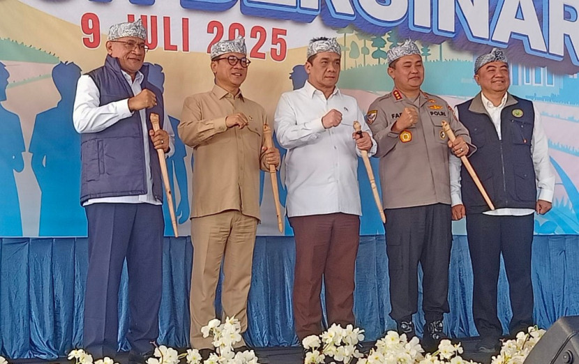 Mendes PDT, H. Yandri Susanto, S.Pt.,M.Pd dan wakilnya Ir. H. Ahmad Riza Fatria, MBA. Kepala BNN, Komjen Pol. Marthinus Hukom, S.I.K.M.Sai, Kepala Badan Pemeliharaan Keamanan Polri, Komjen Pol. Dr. Muhammad Fadil Imron.,M.Si dan Bupati Garut, Dr. Ir. H. Abdusy Syakur Amin.,M.Eng.,IPU pada acara Penguatan Desa Bersinar. (Foto: Dok Ridwan)
