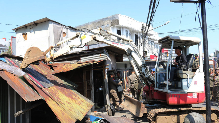 Pembongkaran bangunan liar di Jalan Raya Cibaduyut, Kecamatan Bojongloa Kidul, Kamis (10/7/2025). Foto: Diskominfo Kota Bandung