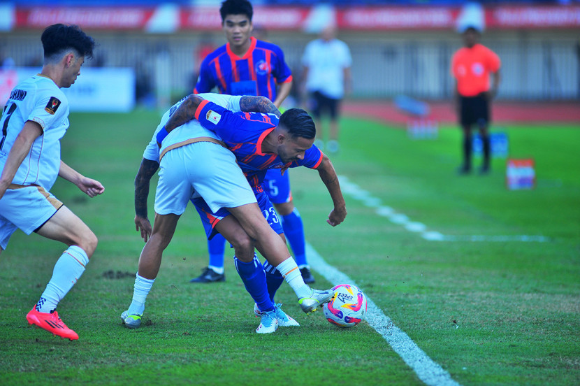Bek Port FC Kevin Deeroram berebut bola dengan gelandang Dewa United Stefano Lilipaly pada laga Grup B Piala Presiden 2025 di Stadion Si Jalak Harupat, Kabupaten Bandung, Kamis (10/7/2025). KANGJEPRET/YOGI ARDHI (Data teknis: Nikon D3, Nikkor 300/2.8 ED Manual Focus)