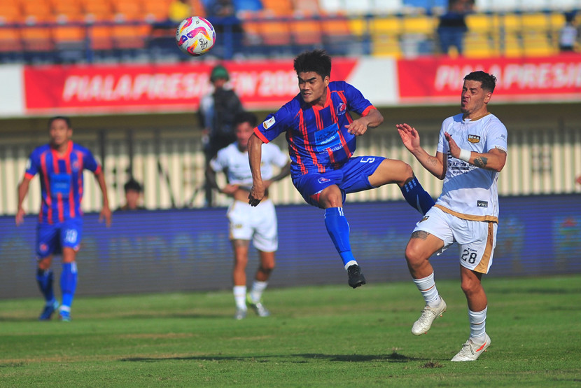 Bek Port FC Peeradol Chamrasamee gelandang Dewa United Alexis Mesidoro berduel pada laga Grup B Piala Presiden 2025 di Stadion Si Jalak Harupat, Kabupaten Bandung, Kamis (10/7/2025). KANGJEPRET/YOGI ARDHI (Data teknis: Nikon D3, Nikkor 300/2.8 ED Manual Focus)