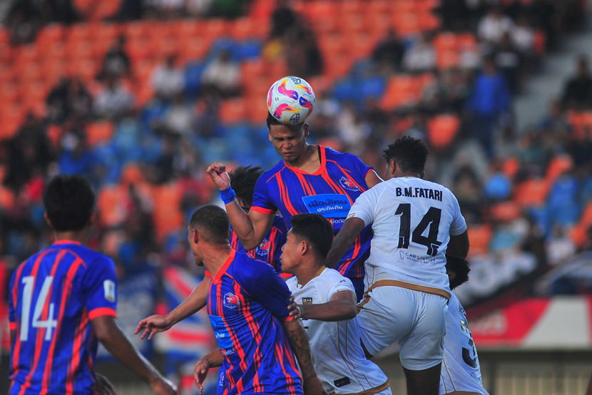 Bek Port FC Irfan Fandi menanduk bola pada laga Grup B Piala Presiden 2025 di Stadion Si Jalak Harupat, Kabupaten Bandung, Kamis (10/7/2025). KANGJEPRET/YOGI ARDHI (Data teknis: Nikon D3, Nikkor 300/2.8 ED Manual Focus)