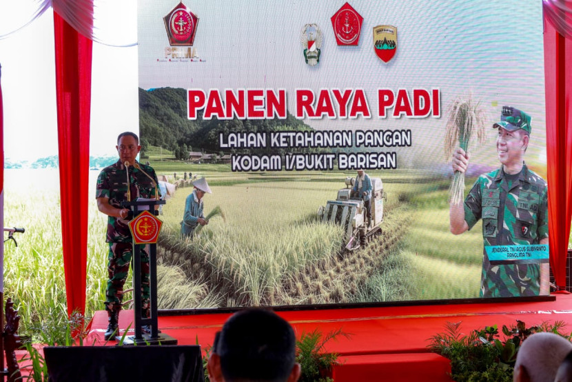 Panglima TNI Jenderal Agus Subiyanto menghadiri acara Panen Raya Padi di Deli Serdang, Sumut, Kamis (10/7/2025). Sumber: Puspen TNI