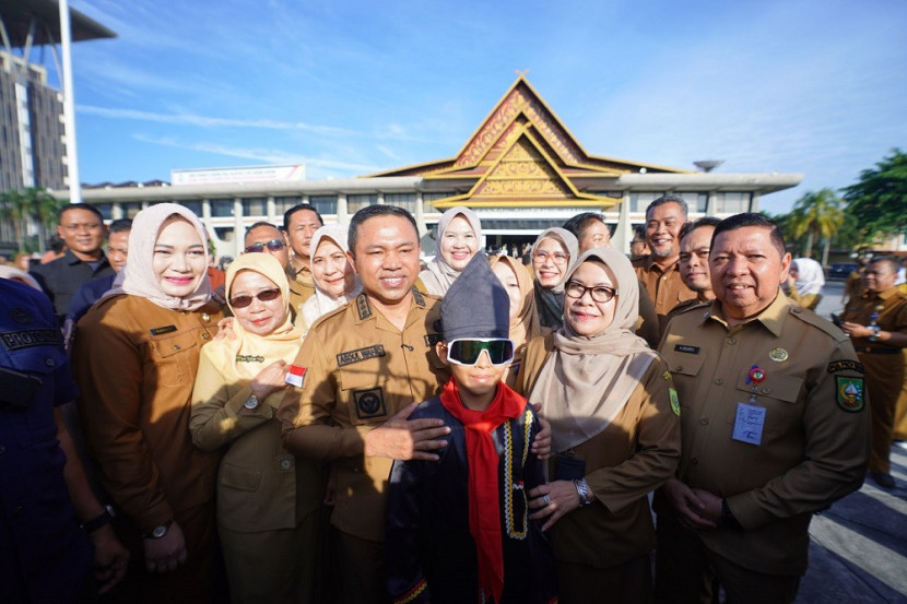 Dhika bersama Gubernur Riau Abdul Wahid dan jajarannya. (Pemprov Riau)