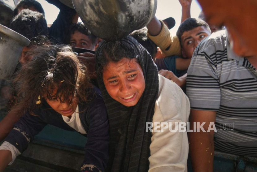 Warga Gaza mengantre makanan, banyak lansia wafat karena kelaparan.