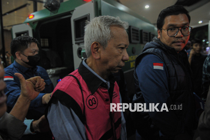 VP Crude & Product Trading ISC Dwi Sudarsono mengenakan rompi tahanan. Bersama Riza Chalid, Dwi juga resmi ditetapkan tersangka. Adapun Riza Chalid belum ditahan lantaran masih berada di Singapura.