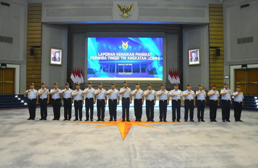 KSAU Marsekal Mohamad Tonny Harjono memimpin kenaikan pangkat 18 pati TNI AU. Sumber: Dispenau
