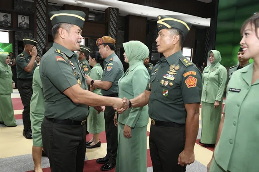 KSAD Jenderal Maruli Simanjuntak menyalami Mayjen Imam Gogor. Sumber: Dispenad
