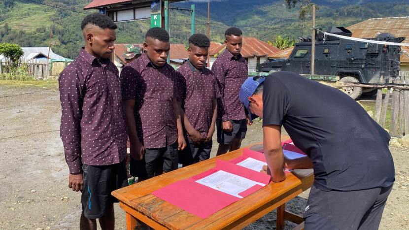 Empat anggota OPM dari Kodap III Sinak berikrar gabung NKRI. Sumber: Puspen TNI