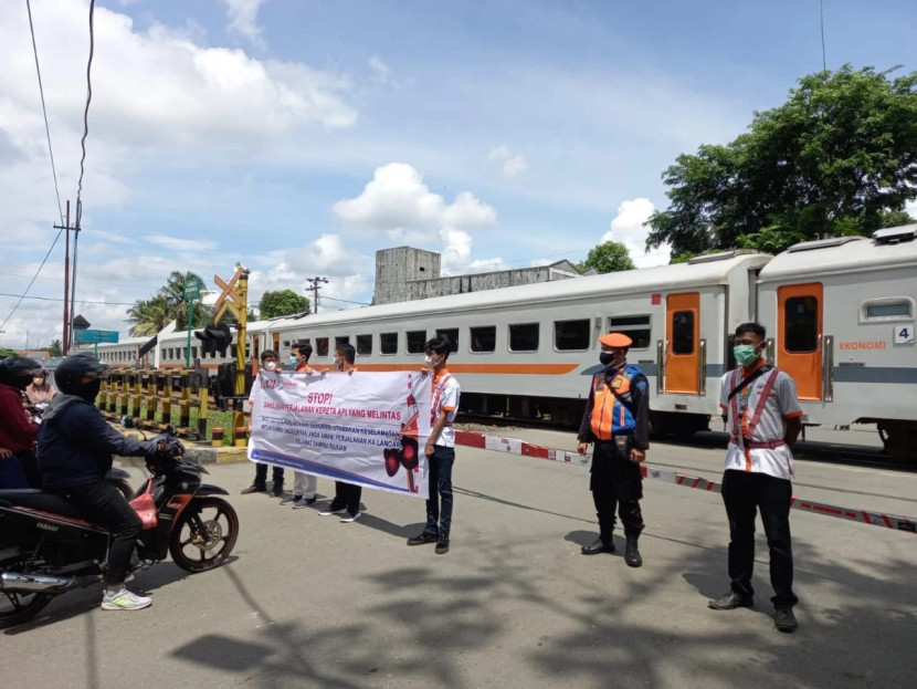 Disiplin saat melintasi di perlintasan sebidang kereta api, kita turut menjaga nyawa dan kelancaran perjalanan banyak orang. (Foto: Humas PT KAI)