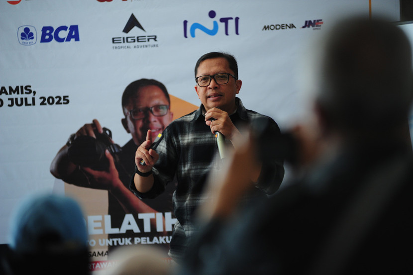 Dudi Sugandi menyampaikan motivasi pada acara pelatihan memotret produk di DOSS Superstore Bandung, Kamis (10/7/2025). KANGJEPRET/YOGIARDHI, (Data Teknis: Nikon D700, Nikkor 80-200/2.8 ED 3rd GEN)