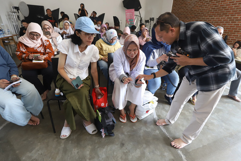 Bimbingan praktik secara langsung diberikan pada acara pelatihan memotret produk di DOSS Superstore Bandung, Kamis (10/7/2025). KANGJEPRET/DOK WFB. Select an Image