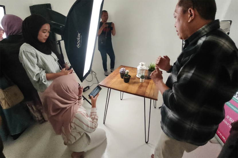 Dudi memandu praktik pemotretan dengan menggunakan lighting memadai pada acara pelatihan memotret produk di DOSS Superstore Bandung, Kamis (10/7/2025). KANGJEPRET/YOGIARDHI, (Data Teknis: Xiaomi 14T) Select an Image