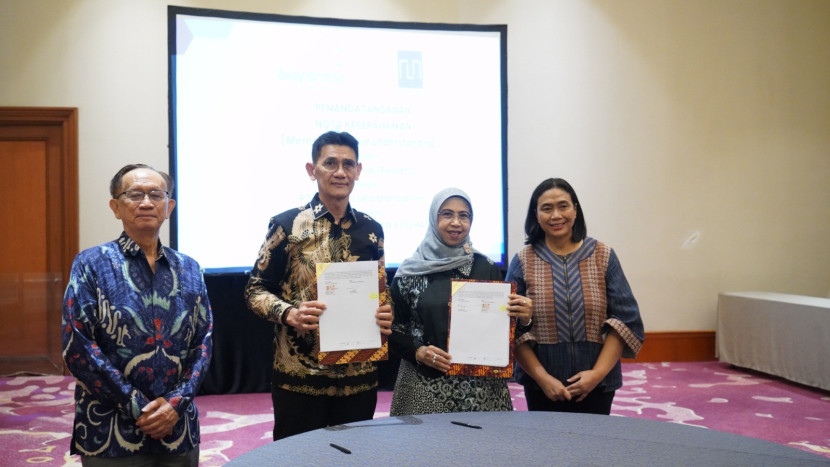 Gambar : Penandatanganan MoU antara Bio Farma dan PT Medika Loka Manajemen diwakili oleh Direktur Sales Bio Farma (kanan), dr. Kamelia Faisal dan Direktur PT Medika Loka Manajemen, Yulisar Khiat.