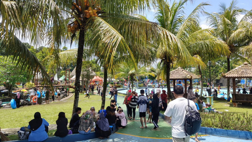 Suasana kawasan wisata SantaSea Water Theme Park Kota Sukabumi yang berlokasi di Jalan Lio Santa, Kelurahan Gedongpanjang, Kecamatan Citamiang, Kota Sukabumi di musim libur sekolah.