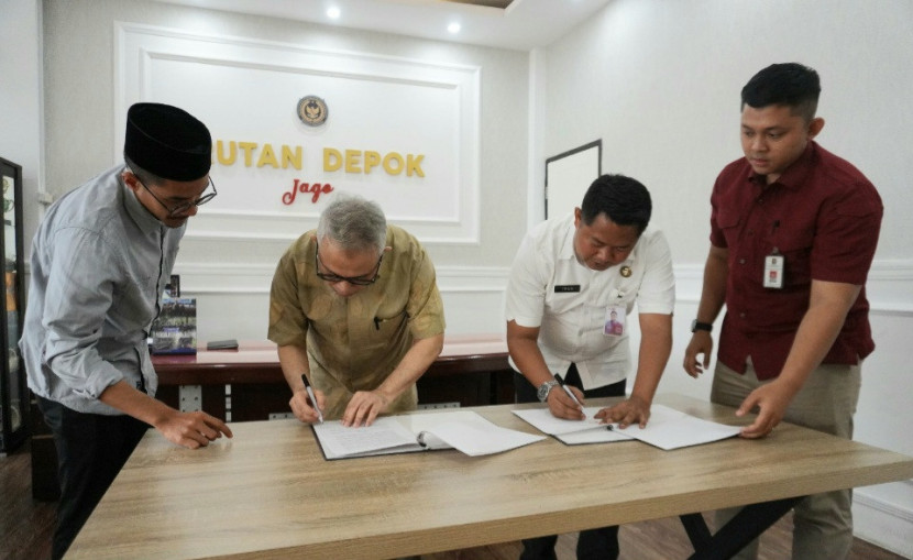 Karutan Depok, Agus Imam Taufik (kedua kanan) menandatangani perjanjian kerja sama dengan Yayasan Rumah Hayah Dirsina.