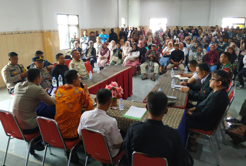Sosialisasi program Pemprov Jabar terkait penertiban bangunan liar dan penataan kawasan di sepanjang Jalan Bunihayu sampai dengan Tangkuban Parahu, di Aula Kantor Desa Ciater, Kabupaten Subang, Kamis (10/5/2025). Foto: Edi Yusuf