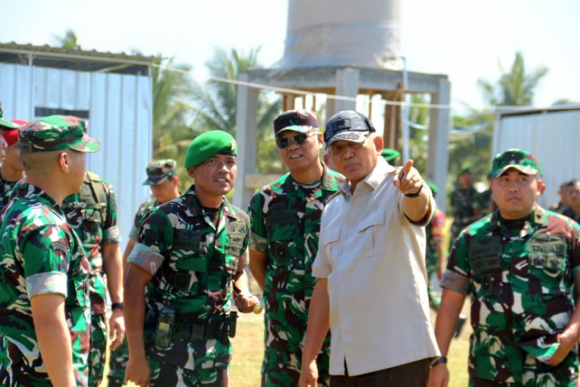 Menhan Sjafrie Sjamsoeddin meninjau pembangunan Batalyon 838/Purwa Wijaya di Cilacap, Jawa Tengah. Sumber: Kemenhan