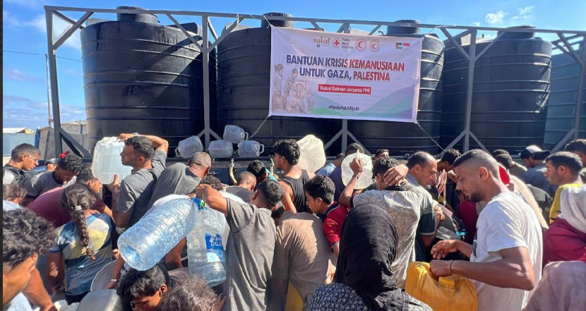 Menembus Reruntuhan, PMI dan Mitra Salurkan Air Bersih untuk Warga Gaza