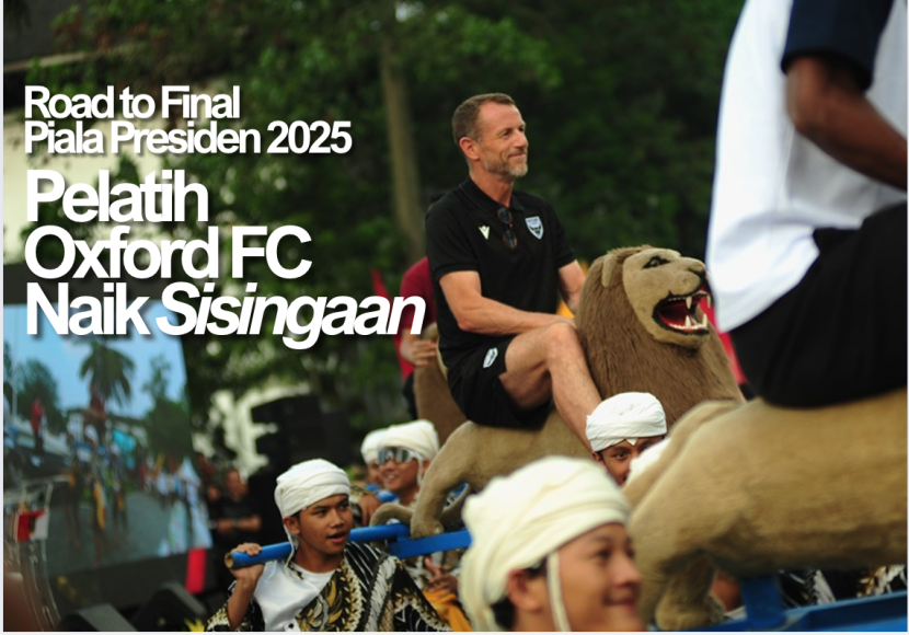Pelatih Oxford United FC Gary Rowett,menaiki Sisingaan pada acara Road to Final Piala Presiden 2025 di Gedung Sate Bandung, Jumat (11/7/2024).  KANGJEPRET/YOGI ARDHI (Data Teknis: Nikon D700, Nikkor 80-200/2.8 ED 3rd GEN)