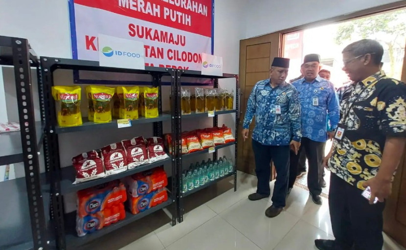 Pejabat Pemkot Depok menjinjau persiapan peluncuran KKMP oleh Presiden Prabowo Subianto. (Foto: Dok Diskominfo Kota Depok)