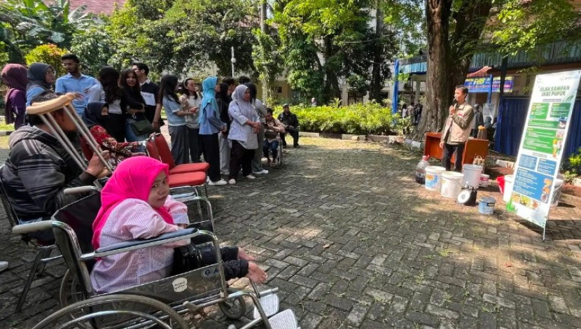 Pelatihan daur ulang sampah menjadi pupuk kolaborasi AIESEC in UI dengan Dinsos Depok dan Sekolah Sampah Indonesia, di Balai Kota Depok, Kamis (10/07/2025). (Foto: Dok Diskominfo Kota Depok)