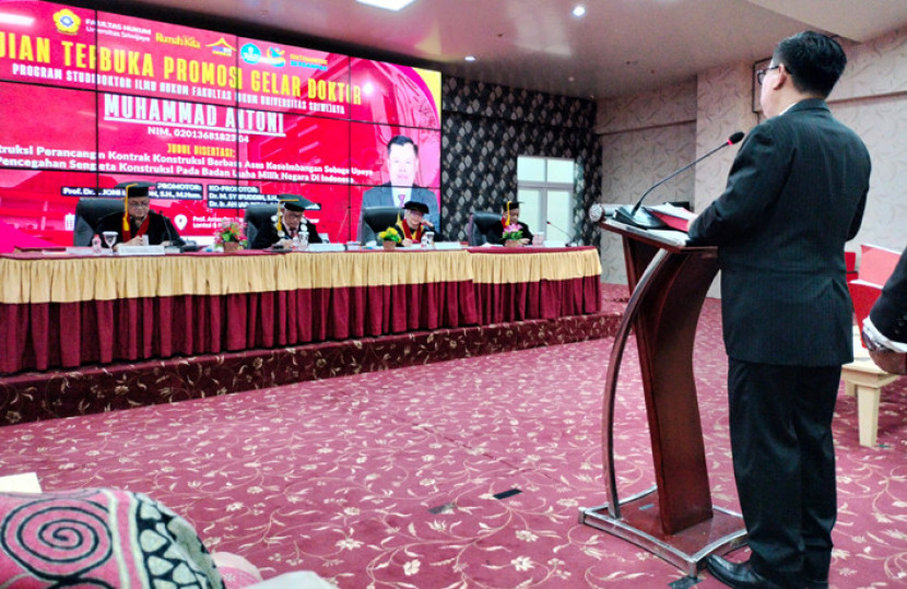 Antoni Toha di depan tim penguji Program Doktor Ilmu Hukum Universitas Sriwijaya (Unsri). (FOTO: Maspril Aries)