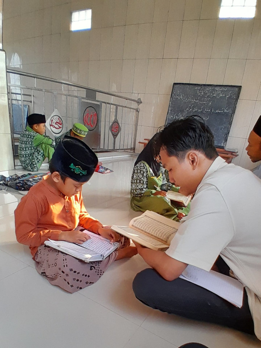 Mengajarkan membaca Al-Quran di TPQ