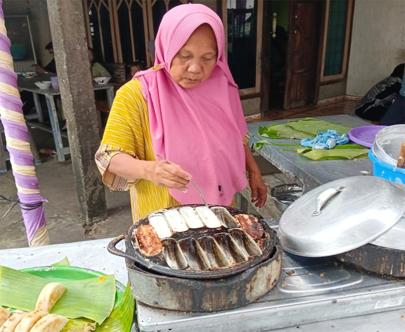 Memasak Bingko kuliner khas dari Pedamaran, Sumsel. (FOTO: D Oskandar)