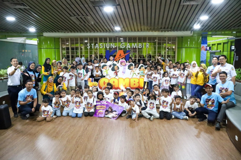 Melalui program “Bertualang Bersama KAI” di KidZania, Jakarta, anak-anak diperkenalkan pada berbagai peran penting seperti petugas loket, petugas face recognition, PPKA, masinis, dan pelanggan kereta api. (Foto: Humas PT KAI)