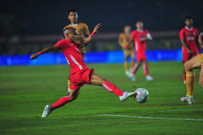 Winger tim Liga Indonesia All Stars Riko Simanjuntak mengontrol bola pada laga memperebutkan posisi ke-3 Piala Presiden 2025 antara Liga Indonesia All Stars melawan Dewa United di Stadion Si Jalak Harupat, Sabtu (12/7/2025). KANGJEPRET/YOGI ARDHI (Data Teknis: Nikon D3, Nikkor 300/2.8 ED Manual Focus)