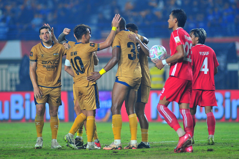 Tim Dewa United merayakan gol Alex Marten pada laga memperebutkan posisi ke-3 Piala Presiden 2025 antara Liga Indonesia All Stars melawan Dewa United di Stadion Si Jalak Harupat, Sabtu (12/7/2025). KANGJEPRET/YOGI ARDHI (Data Teknis: Nikon D3, Nikkor 300/2.8 ED Manual Focus)