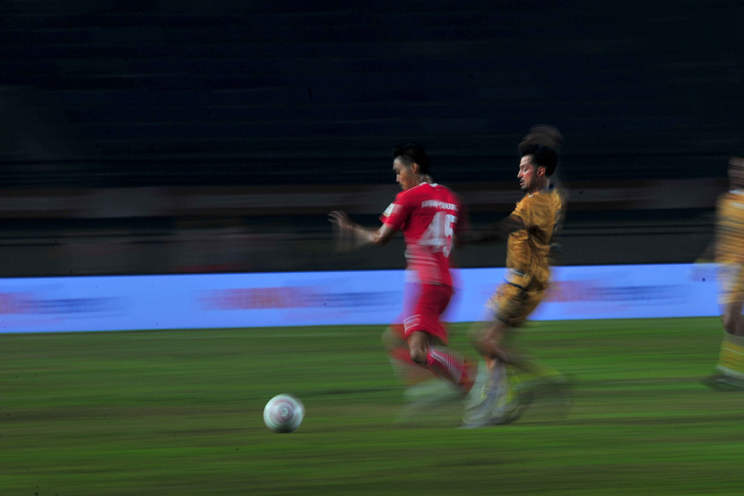 Gelandang Liga Indonesia All Stars Akbar Tanjung mengontrol bola dibayangi penyerang Dewa United Stefano Lilypaly  pada laga memperebutkan posisi ke-3 Piala Presiden 2025 di Stadion Si Jalak Harupat, Sabtu (12/7/2025). KANGJEPRET/YOGI ARDHI (Data Teknis: Nikon D3, Nikkor 300/2.8 ED Manual Focus)