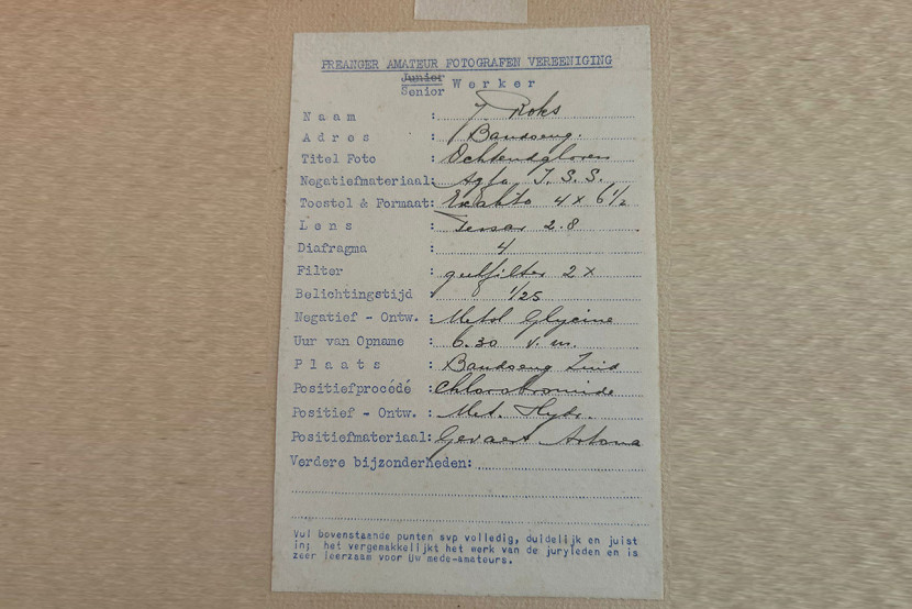 Metadata foto tertulis di secarik formulir kertas berbahasa Belanda dengan tulisan huruf sambung miring. KANGJEPRET/ WAG PAF Bandung 