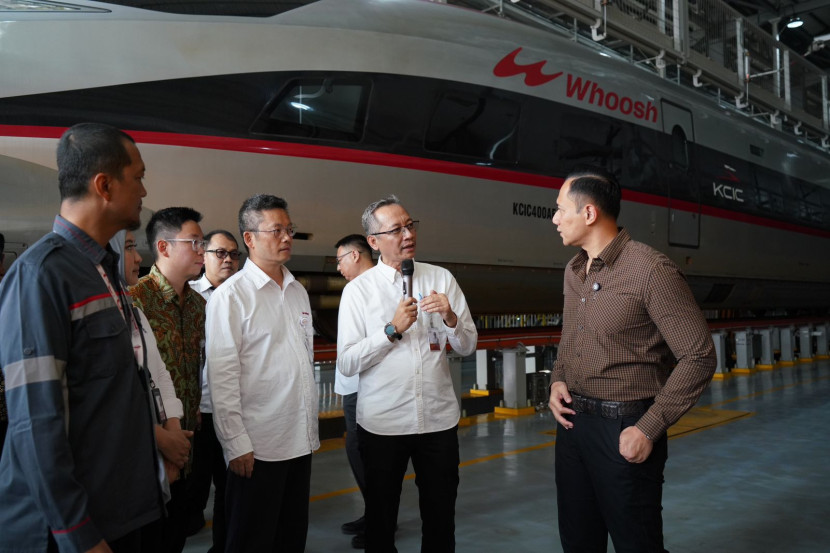Menteri Koordinator Bidang Infrastruktur dan Pembangunan Kewilayahan, Agus Harimurti Yudhoyono (AHY) paling kanan,  saat di Depo Tegalluar pada Jumat, 11 Juli 2025