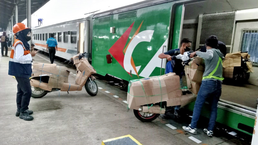 Ilustrasi. PT Kereta Api Indonesia (Persero) mencatat kinerja positif pada sektor angkutan barang retail selama Semester I 2025. (Foto: Humas KAI)