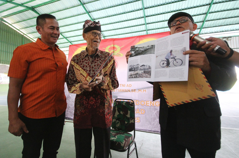 Penjelasan kisah Abah Landoeng bersepeda hingga Mekah di majalah JBN Magz edisi khusus saat perayaan 100 tahun Abah Landoeng, Sabtu (12/7/2025). Foto: Edi Yusuf