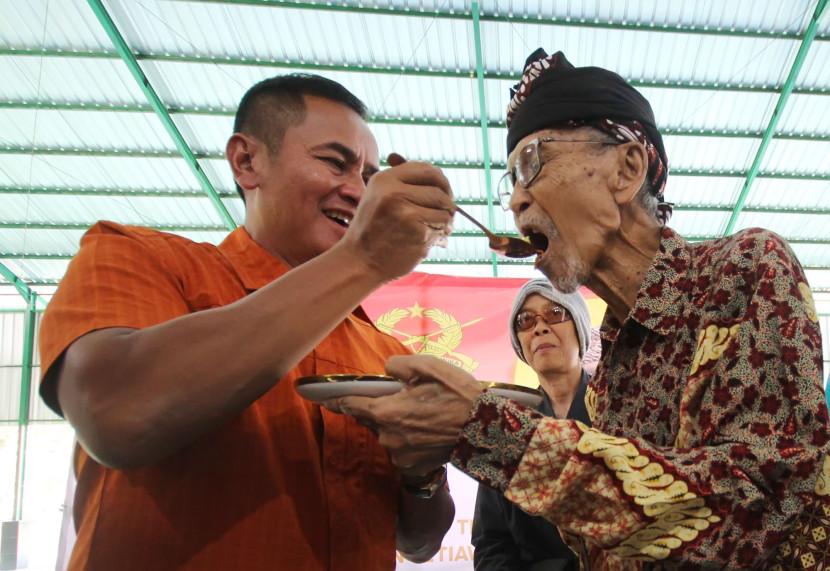 Danpussenif Letjen TNI Iwan Setiawan menyuapi Abah Landoeng saat perayaan 100 tahun Abah Landoeng. Foto: Edi Yusuf