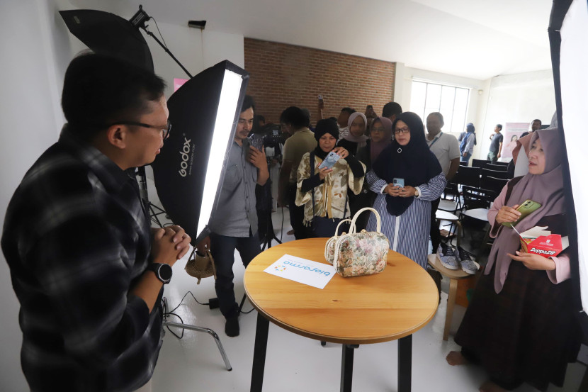 Pelatihan Foto Produk Bagi UMKM bersama Wartawan Foto Bandung (WFB), Kamis (10/7/2025). Foto: WFB