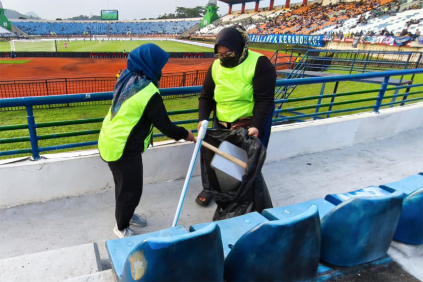 Petugas kebersihan menyisir sampah di tribun selatan di sela laga Piala Presiden 2025 di Stadion si Jalak Harupat, Kabupaten Bandung. KANGJEPRET/YOGIARDHI (Data teknis: Xiaomi 14T)