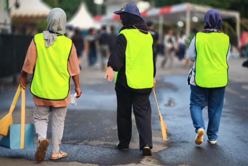 Petugas kebersihan menyisir sampah ringroad stadion di sela laga Piala Presiden 2025 di Stadion si Jalak Harupat, Kabupaten Bandung. KANGJEPRET/YOGIARDHI (Data teknis: Nikon D700, Nikkor 80-200/2.8 ED 3rd GEN)