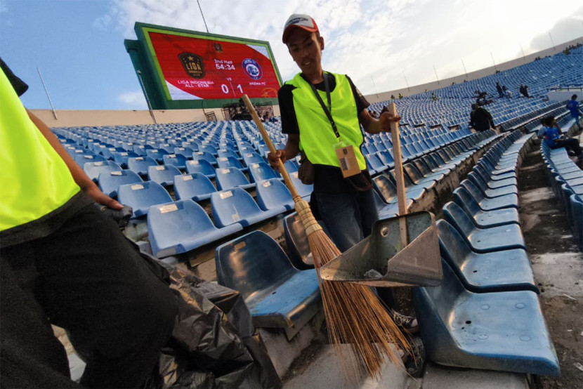 Petugas kebersihan menyisir sampah di tribun penonton di sela laga Piala Presiden 2025 di Stadion si Jalak Harupat, Kabupaten Bandung. KANGJEPRET/YOGIARDHI (Data teknis: Xiaomi 14T) 