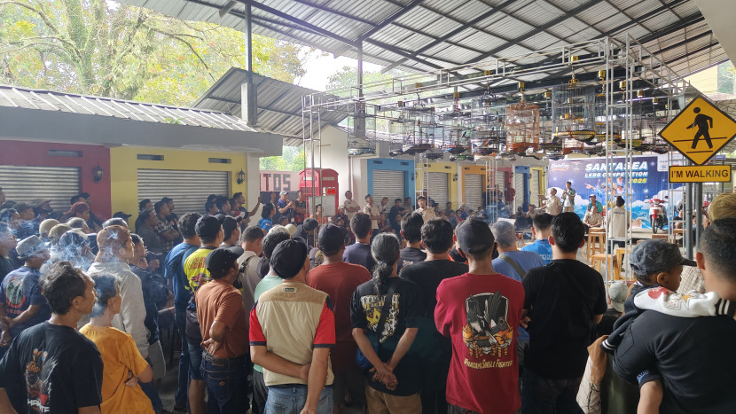 Suasana lomba burung berkicau di SantaSea Water Theme Park Kota Sukabumi, Ahad (13/7/2025).